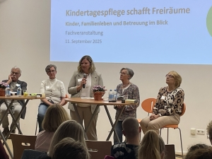 Sandra Garming, Koordinatorin Kindertagespflege, Kreis Borken, Christel Wegmann, Vorsitzende des Jugendhilfe-Ausschuss, Kreis Borken